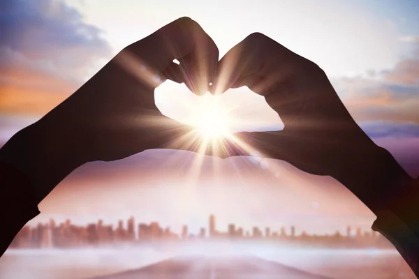 Woman making heart shape with hands — Stock Photo, Image