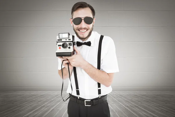 Hipster geek in possesso di una fotocamera retrò — Foto Stock