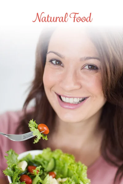 Närbild av leende kvinna med skål med sallad — Stockfoto