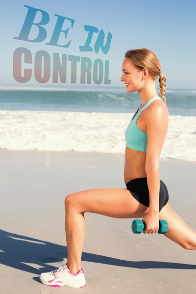 Fit femme faire des fentes pondérées sur la plage — Photo