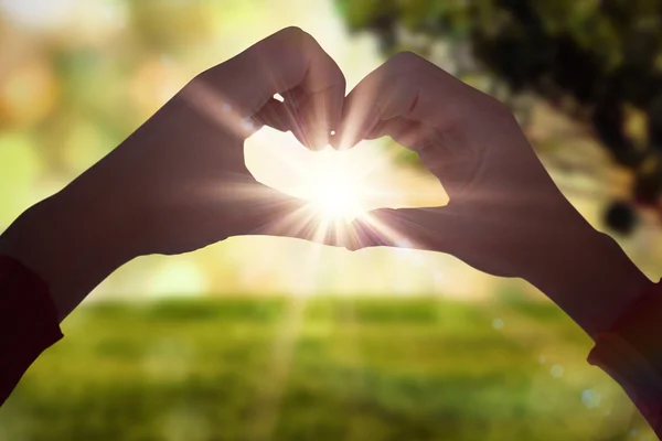 Mujer haciendo forma de corazón con las manos — Foto de Stock