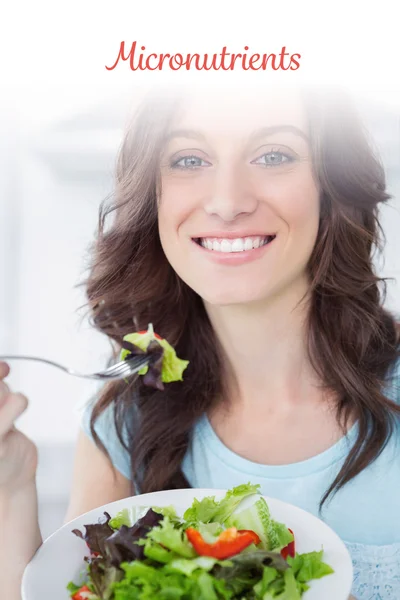 Micronutriënten tegen brunette met salade — Stockfoto