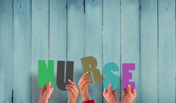 Композитное изображение рук, держащих медсестру — стоковое фото