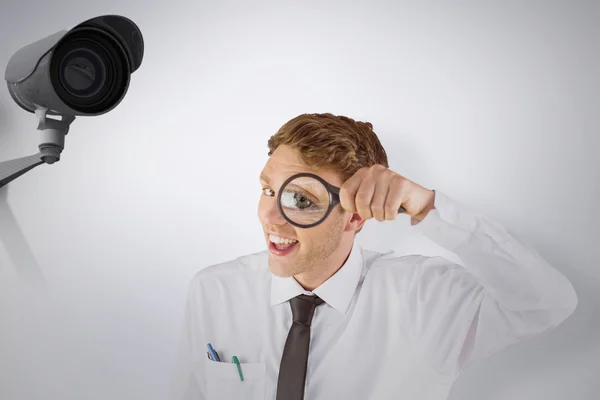 Affärsman tittar genom förstoringsglas — Stockfoto