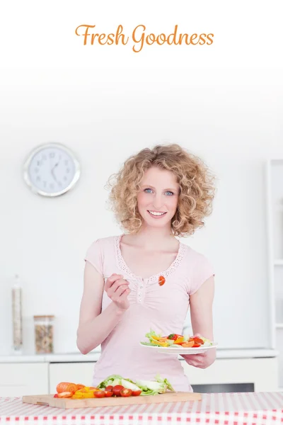 Donna bionda mangiare un po 'di verdura — Foto Stock