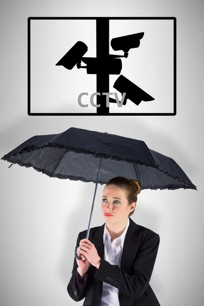 Geschäftsfrau mit schwarzem Regenschirm — Stockfoto