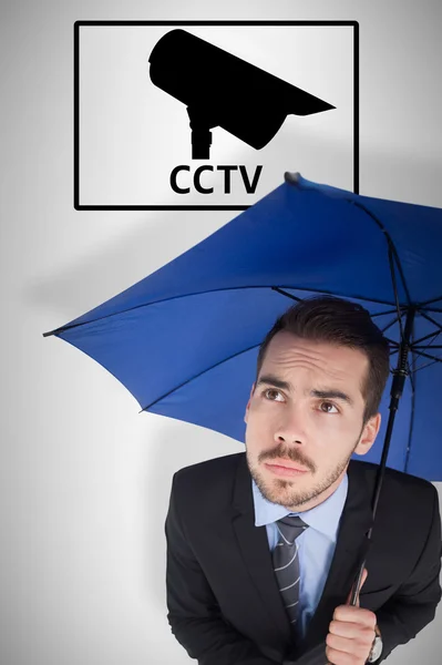 Homme d'affaires sous parapluie levant les yeux — Photo