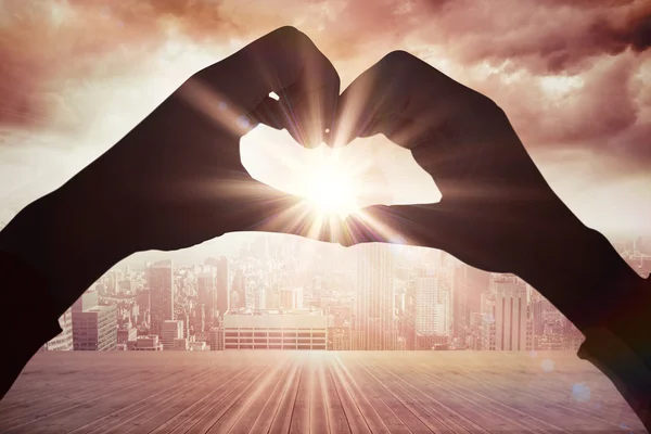 Mujer haciendo forma de corazón con las manos — Foto de Stock