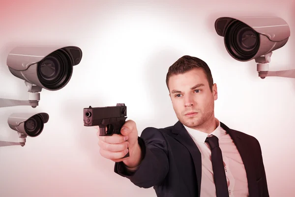 真面目な実業家、銃を指す — ストック写真