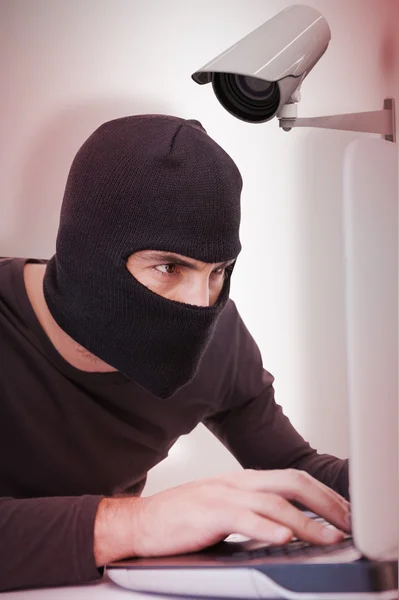 Gerichte inbreker hacken laptop — Stockfoto