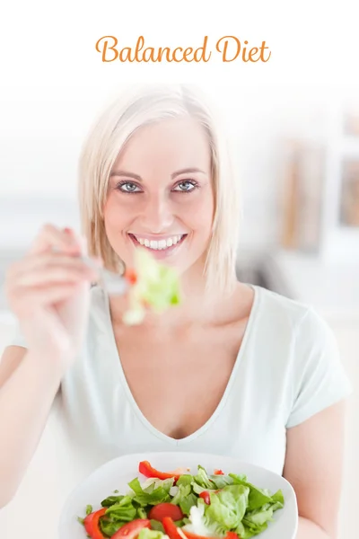 Mulher encantadora oferecendo salada — Fotografia de Stock