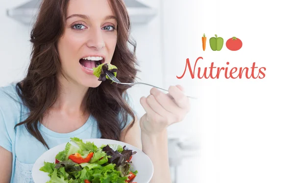 Živiny proti brunetka jíst zdravý salát — Stock fotografie
