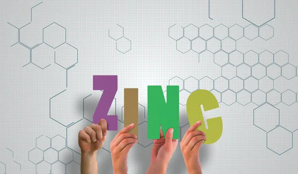 Immagine composita delle mani che reggono lo zinco — Foto Stock