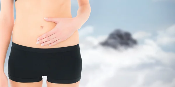 Primo piano metà sezione di una donna in forma con stomaco — Foto Stock