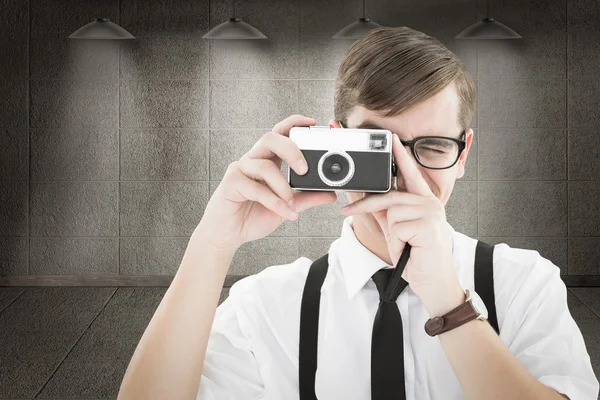 Geeky hipster κρατώντας ένα ρετρό φωτογραφική μηχανή — Φωτογραφία Αρχείου