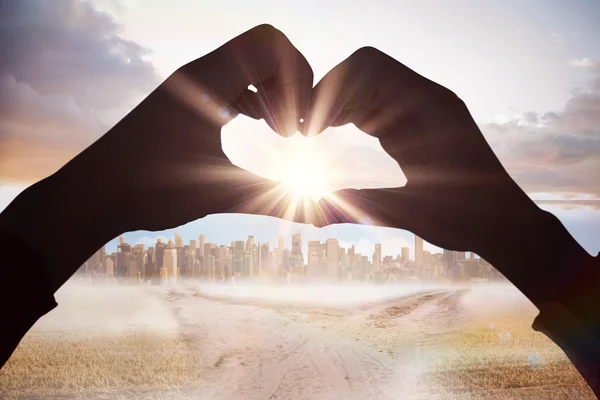 Woman making heart shape with hands — Stock Photo, Image