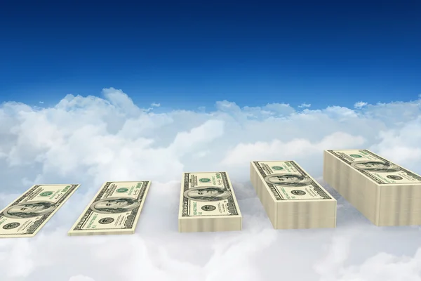 Des piles de dollars contre le ciel — Photo