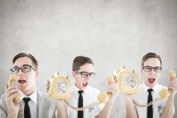 Homem de negócios nerd com telefone — Fotografia de Stock