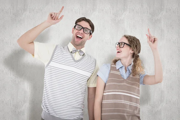 Heureux geeky hipster couple pointant vers le haut — Photo