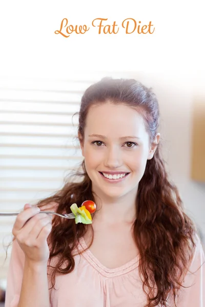 Laag vet dieet tegen meisje eten Salade — Stockfoto