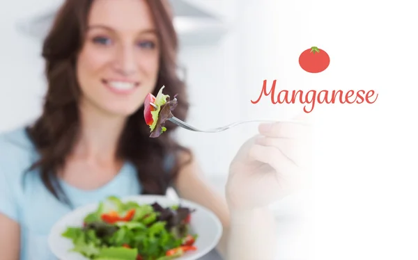 Mangan gegen Brünette mit gesundem Salat — Stockfoto