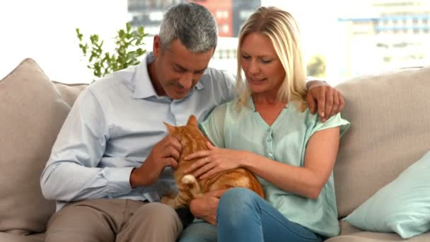 Pareja feliz con su gato — Vídeo de stock