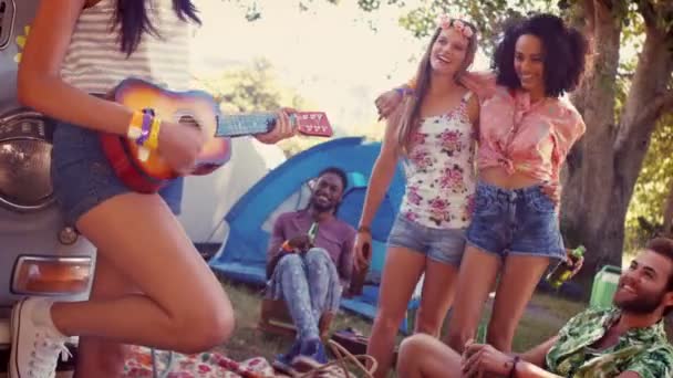 Hippik szórakozás a kempingnek — Stock videók