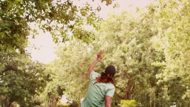 Break dancer doing back flip in park — Stock Video