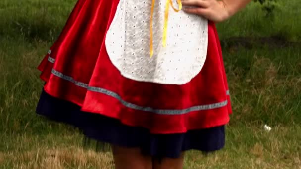 Девушка с фестиваля Октоберфест улыбается в камеру — стоковое видео