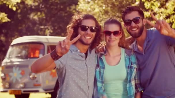 Amigos sorrindo para a câmera — Vídeo de Stock