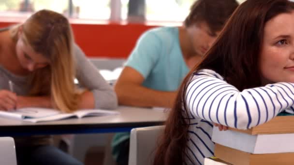 Estudiantes tomando notas en clase — Vídeos de Stock