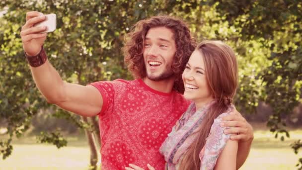 Amigos tomando una selfie en el parque — Vídeos de Stock