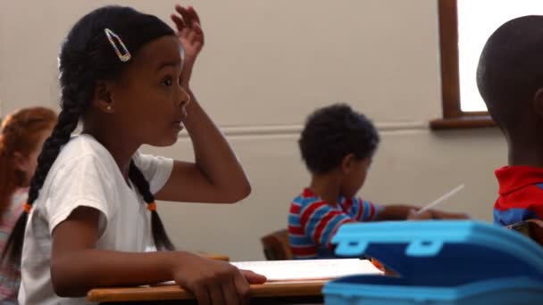 Okul çocukları okulda sınıfta — Stok video