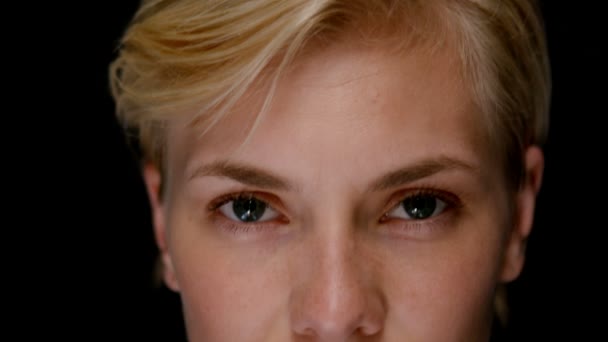 Allvarliga blondin på svart bakgrund — Stockvideo