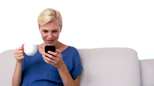 Blonde krijgen een grappige SMS-bericht — Stockvideo