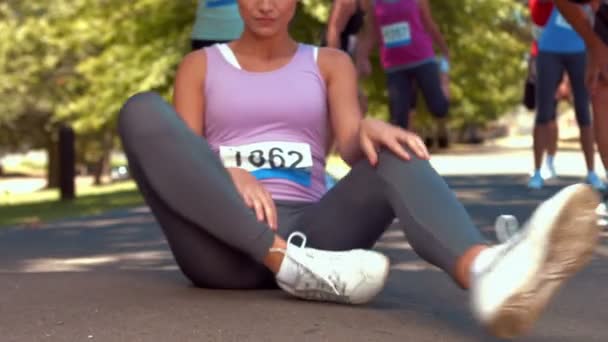 Fit mujer calentando antes de la carrera — Vídeos de Stock