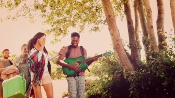 Hipsters aankomen op een muziekfestival — Stockvideo