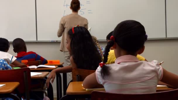 Crianças da escola sussurrando durante a aula — Vídeo de Stock