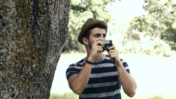 Knappe hipster met behulp van vintage camera — Stockvideo