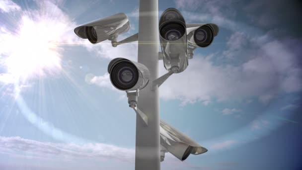 Caméra CCTV contre le ciel bleu — Video