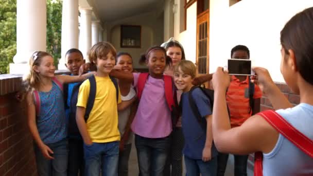 Школьники фотографируются вместе — стоковое видео