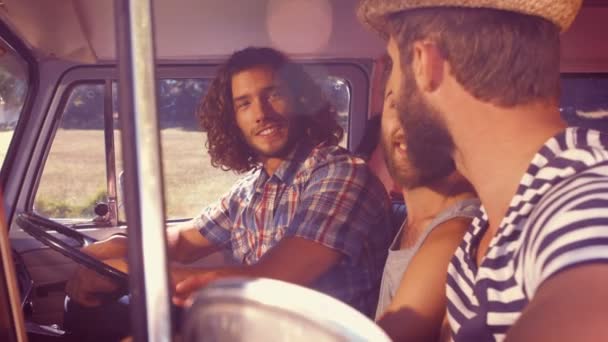 Hipster amis en voyage sur la route — Video