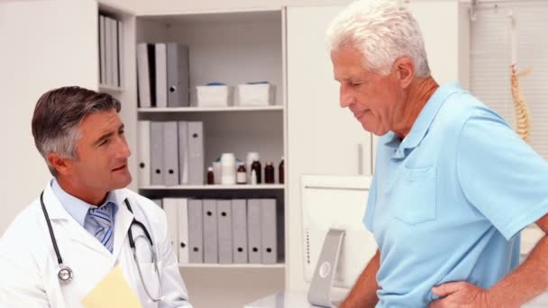 Doctor hablando con paciente herido — Vídeos de Stock