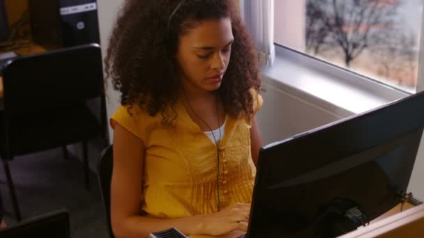 Φοιτητή που χρησιμοποιεί υπολογιστή στο δωμάτιο του υπολογιστή — Αρχείο Βίντεο