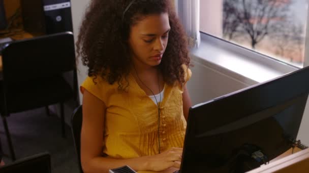 Estudante usando o computador na sala de informática — Vídeo de Stock