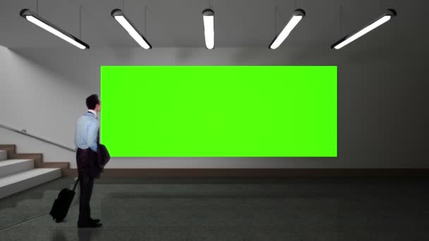 Hombre de negocios mirando la pantalla verde — Vídeos de Stock