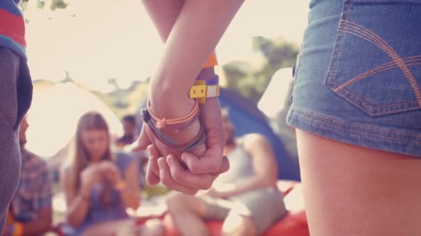 Hipster pareja cogida de la mano en el camping — Vídeo de stock