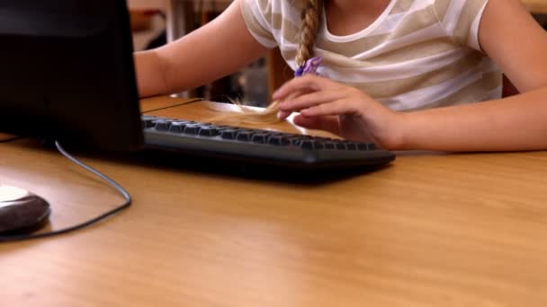 Leerlingen in computer klas op school — Stockvideo