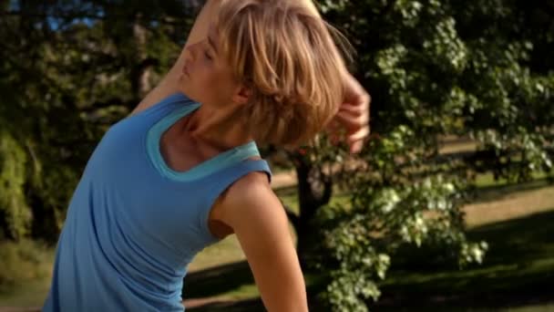 Fitte Blondine im Park — Stockvideo