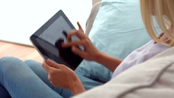 Mujer usando tableta en el sofá — Vídeos de Stock